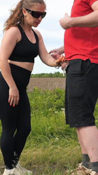 560 vreemdeling komt klaar op de kont van een sportmeisje in legging! Dit is geweldig