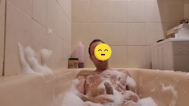 ShyCummerBoy: Tachinându-mi pula într-o baie de spumă