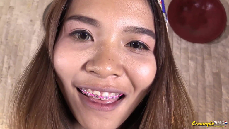 Creampie Thais: 18 år gammal Kittikorn första gången creampie sex video