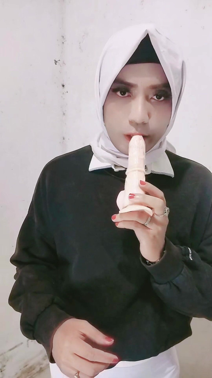MylahLusty: Marica en hijab con jaula de castidad y tirando mi...