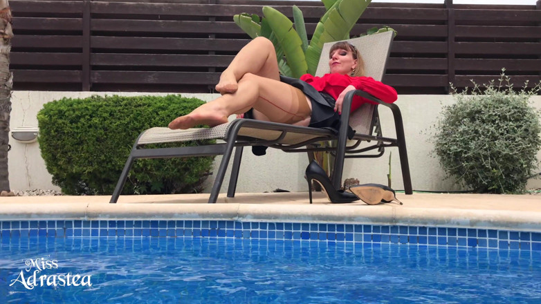 Miss Adrastea: Leck meine nylonierten sommersohlen!