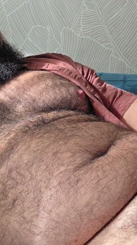 Urso musculoso em casa