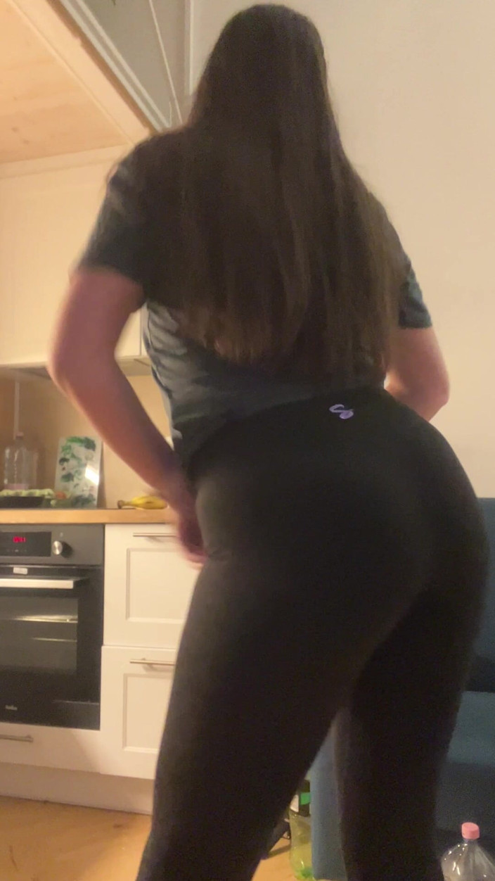 NicoleRay: Aprire la cerniera del tuo sexy sedere con i leggings