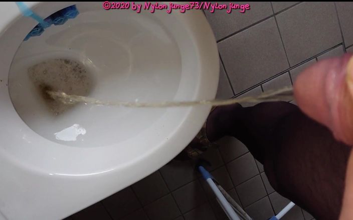 Carmen_Nylonjunge: Kawa: Pełny pęcherz rano