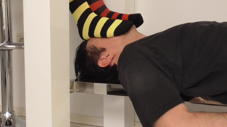 Foot Girls: Perempuan simpanan remaja menghidu stoking kaki!