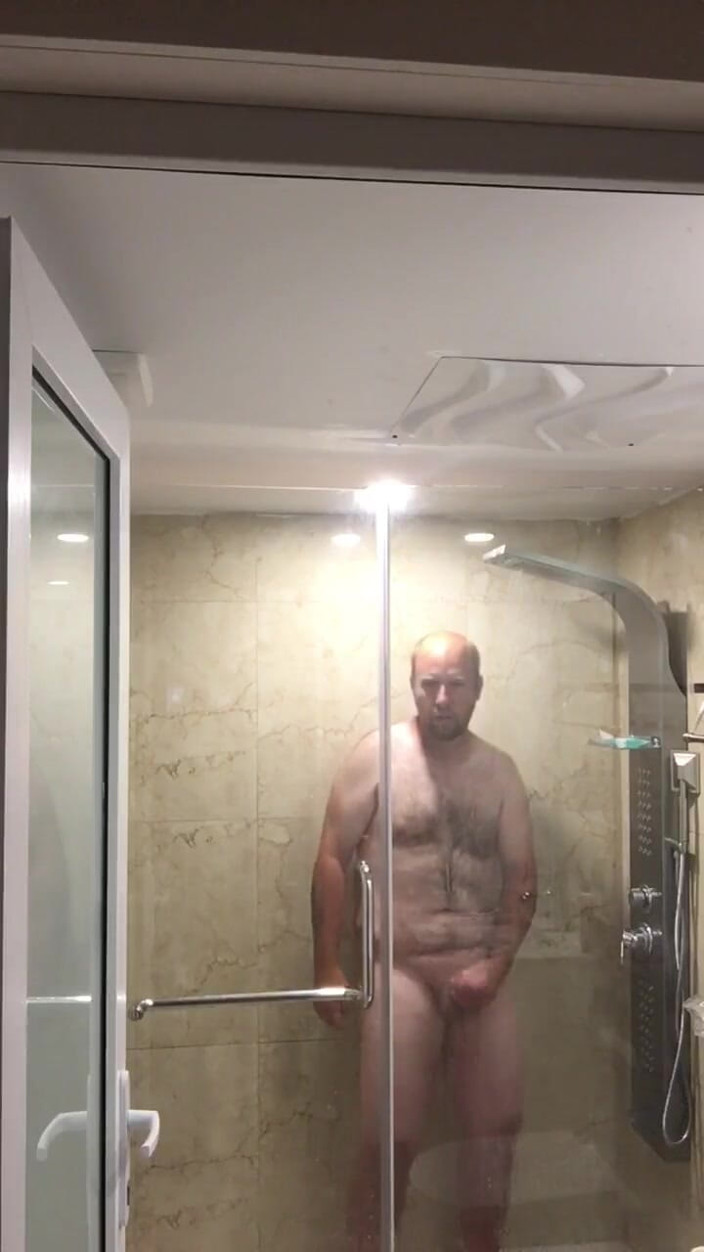 Bigwhitecock: Fun in the Shower