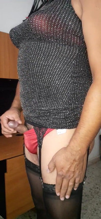 Vestido preto com brilho e lingerie vermelha de cetim