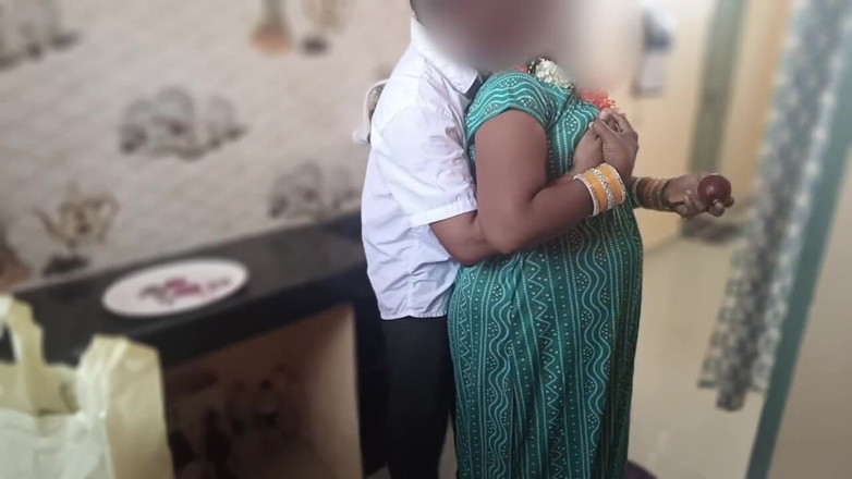 Telugu-fuckers: Desi styvmamma knullad i köket, jag knullade henne för att överraska...