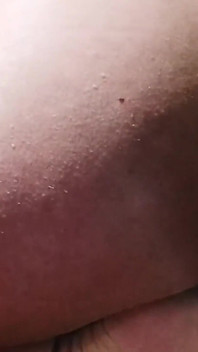 Aku lagi asik muasin memek berbuluku dan toket besar alamiku