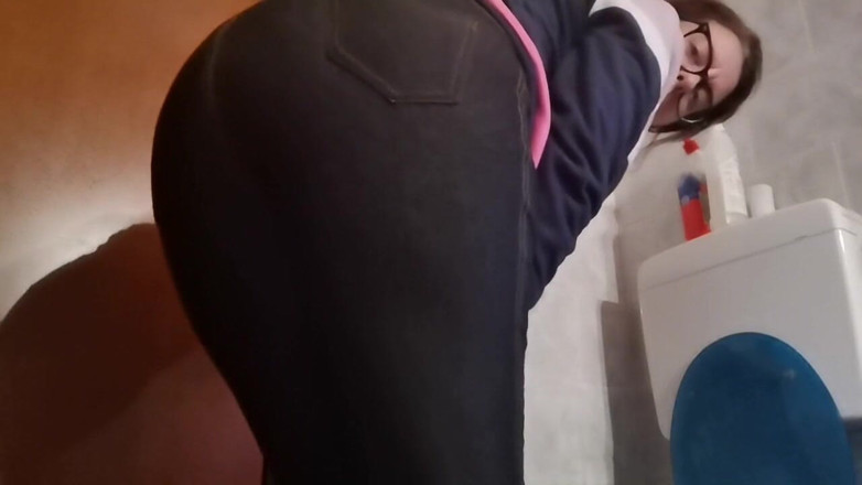 Nicoletta Embassi: On the toilet with Nicoletta