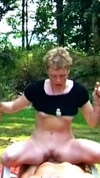 Dojrzała blondynka rozciągnięta szeroko w seks analny na zewnątrz Fisting Frenzy