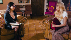 Modern-Day Sins: Pecados modernos - ¡Aiden Ashley aprende a chorrear y tijera de la...