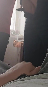 Nos masturbamos un trío y nos corremos en nuestra ropa