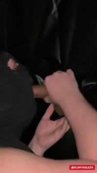25 anni arabo etero dotato visita il mio gloryhole e dà una sborrata enorme.