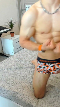 Un Jeune Russe Montre Ses Muscles