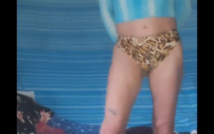 Lizzaali: Škádlení a svlékání mé obalové sukně a tiger kraťasů