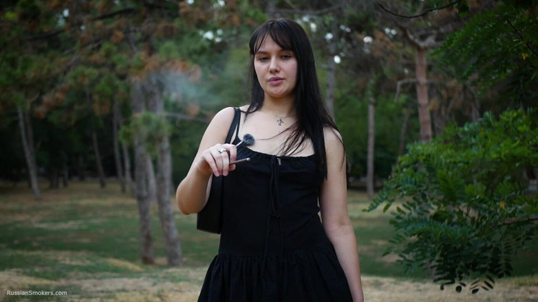 Russian Smokers: Fumar cigarrillo de 120 mm al aire libre