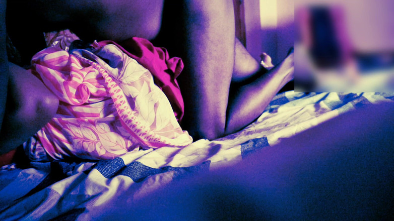 Black & white desicat: Sari sulu büyük göğüslü seksi Hintli teyze sıkılıyor ve emiliyor...