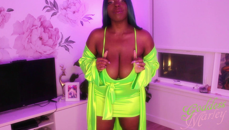 Goddess Marley: Green Turns Me on