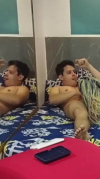 Kami melarikan diri dengan keponakan tiriku tanpa setahu suamiku