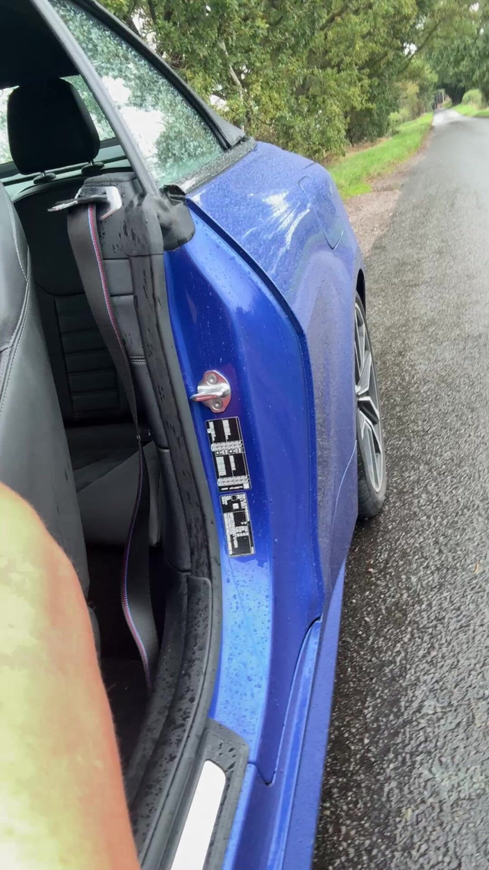 Kellycd2022: Crossdresser seksi kellycd2022 untuk berkendara dengan stoking merah tanpa ampun...