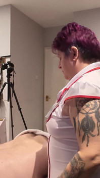 Sekreterare masserar massagesalongen