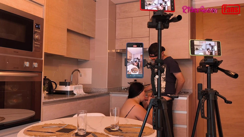 Riderqueen: Video cho người hâm mộ - con trai riêng đến thăm mẹ...