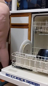 Büyük götlü orta yaşlı seksi kadın bulaşık makinesini doldurıyor