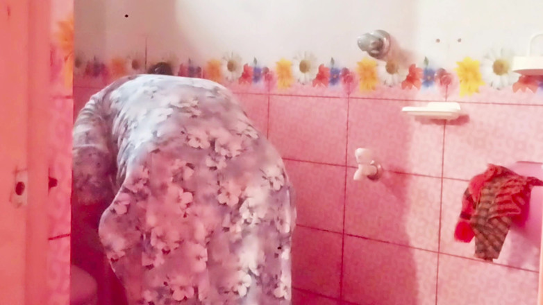 nadiya2026: Een Bengalese-Bihari-vrouw houdt zich tijdens het baden bezig met romantische...