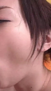 かわいいスキニー日本の十代はstepbrother熱いblowjobを与えます