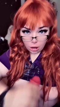 La stupida infermiera bimbo succhia il veleno