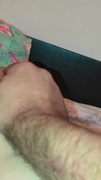 Il fratellastro mi scopa forte con il suo cazzo enorme da dietro e riempie la mia vulva stretta di tanto sperma. Gemiti e orgasmi