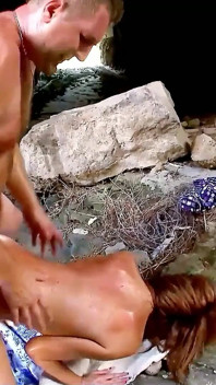 Tante seksi bianca lagi asik seks anal di luar ruangan waktu liburan