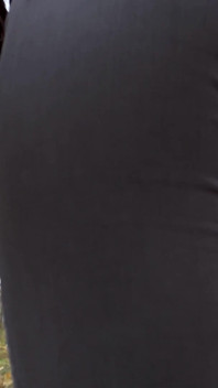 स्पैन्डेक्स जींस पहनी milf(चोदने लायक मम्मी) दृश्यमान पैंटी लाइन के साथ आउटडोर घूम रही है