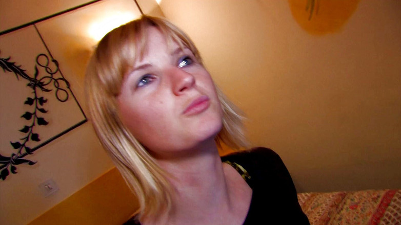 Hot Pornstars: Ošklivá blonďatá euro holka análně jezdí na péru