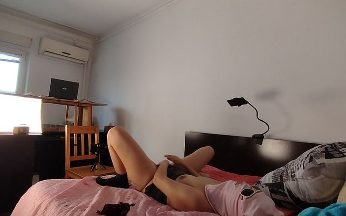 Amateur_MS: Жена трахает пальцами киску, испытывает оргазм в любительском видео. Волосатая киска латины, большие сиськи.