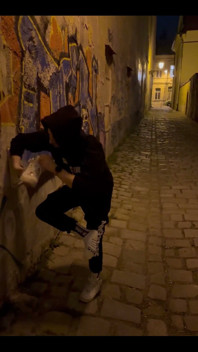 Băiat cu adidași