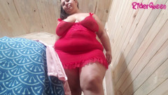 Riderqueen BBW Step Mom Latina Ebony: 美丽的hortwife穿着红色的娃娃
