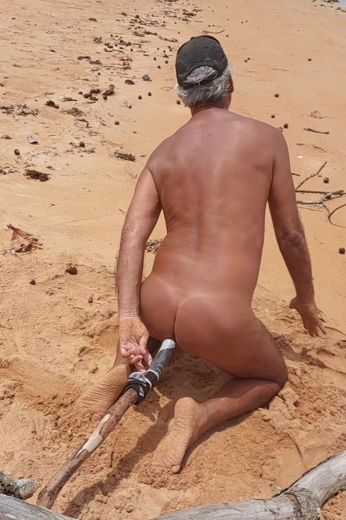 Ladysilvas: Ladysilva lagi asik masturbasi anal di pantai sama kontol besar...