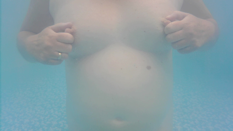 SimoneLive1: Payudara di kolam renang