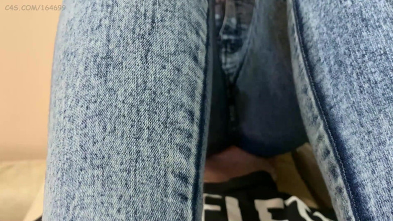 Petite Princesses Femdom: Sofi è dipendente dal giocare ignorando il jeanssitting