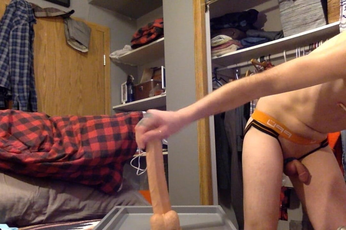 Douglas James: 用大假阳具独自粉碎丰满的拍摄