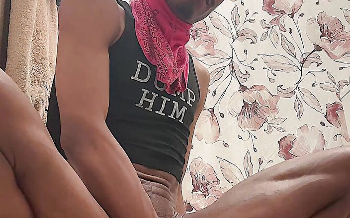 Prince-Cream: Cremosa Bussy cavalgando vibrador no banheiro