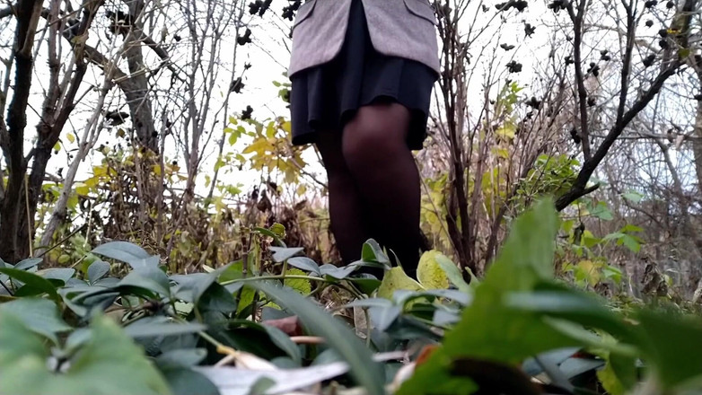 OurFetishLife: Zralá MILFka v punčochách čůrá při podřepu