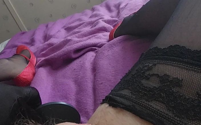 Cindy Belfast: Opgewonden sissygasm in lingerie