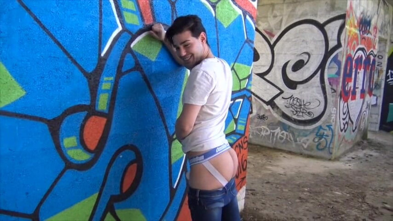 Gaybareback: Twink zerżnięta na oklep przez dojrzałego faceta