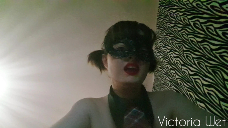Victoria wet: Femdom chica universitaria - chupa mi cinturón