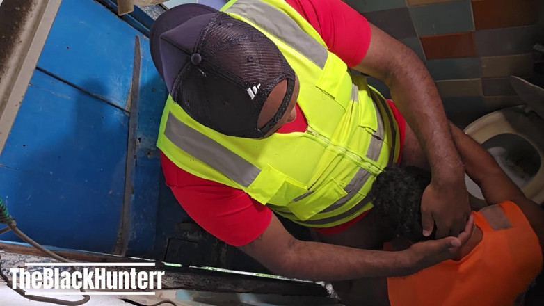 TheBlacKHunterr: Deux employés qui s’embrassent dans la salle de bain