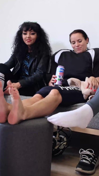 Dewi Bola Sepak Amerika Wanita Menyembah Kaki Smelly