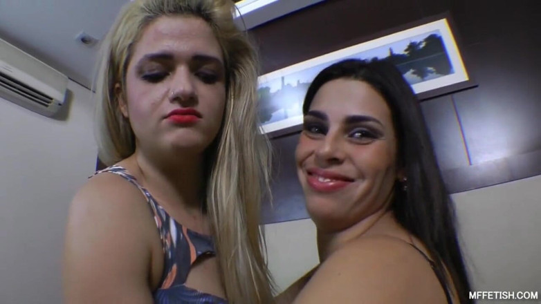 Sapphic Latinas: Doppio vestitino grezzo di ragazza pony con britney e kate